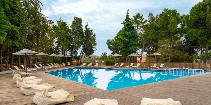 Hotel disponuje bazénem a brouzdalištěm pro děti. 