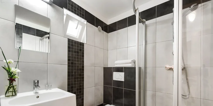 Na pokojích nechybí vlastní moderně vybavená koupelna.