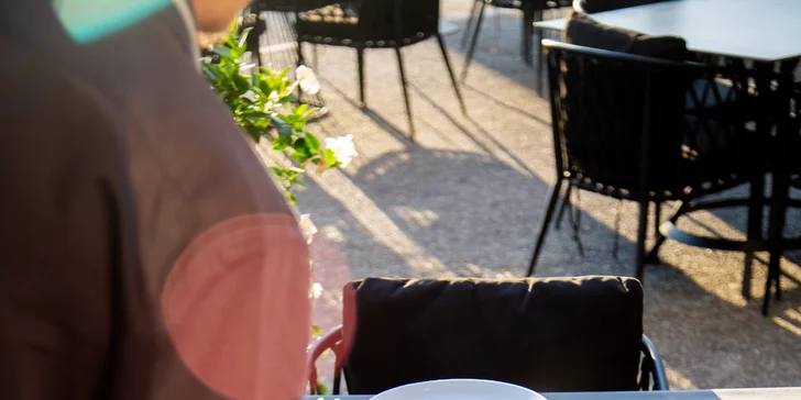 Vychutnáte si pestrý výber čerstvého pečiva, lokálnych syrov, ovocia a teplých jedál.