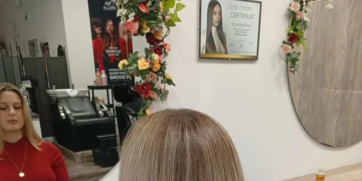 Súčasťou vybraných variantov je aj odborné strihanie a finálny styling, ktorý podčiarkne vašu novú vizáž.