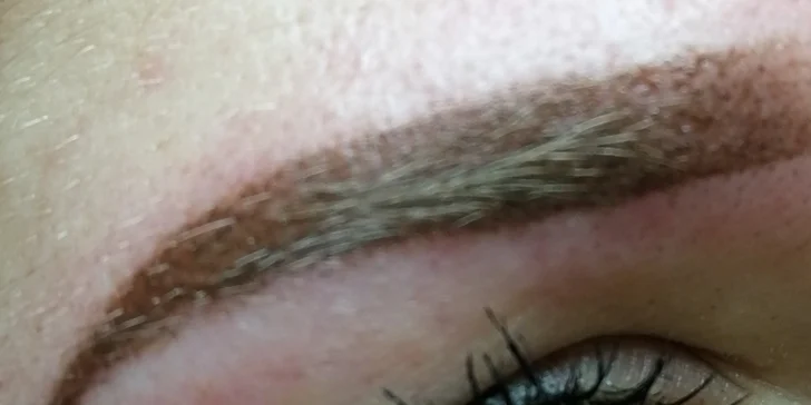 Kosmetička zvolí pigment tak, aby ladil s přirozenou barvou vašeho obočí.
