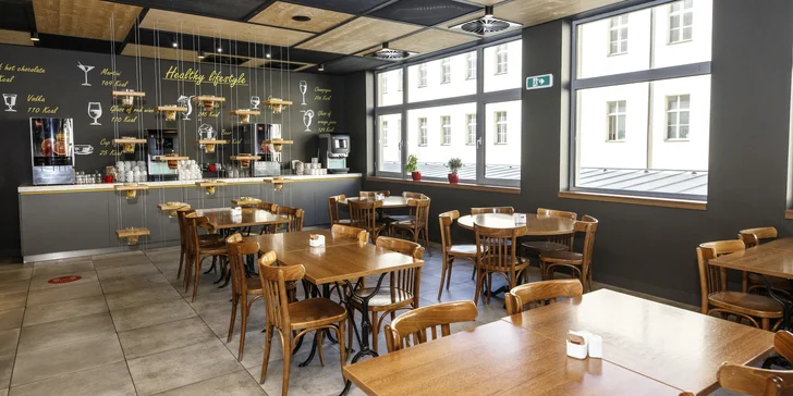 Součástí hotelu je 181 klimatizovaných pokojů, snídaňová restaurace s letní terasou a koutek s jídlem, který je otevřený 24/7.