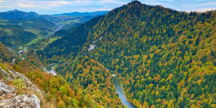 Oblast Dunajce poskytuje spoustu možností, jak trávit volný čas – ať už splavem na pltích, raftingem, cykloturistikou nebo procházkami kolem řeky.