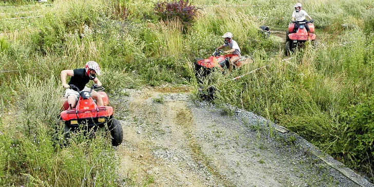 Půlhodinová adrenalinová jízda na čtyřkolce na ATV dráze pro malé i velké