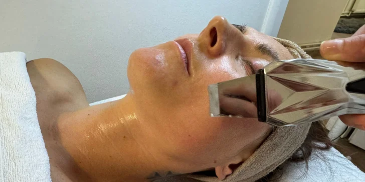 Čeká vás čištění pleti ultrazvukovou špachtlí, lymfodrenáž, termomasáž, ruční masáž k uvolnění svalů...