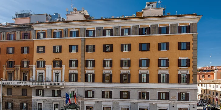 Historická budova z začiatku 20. storočia stojí len pár krokov od stanice Termini, Diokleciánových kúpeľov či Teatro dell'Opera.