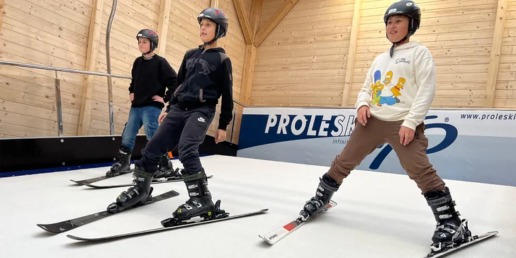 Celoroční zábava na lyžích nebo snowboardu: hodinový kurz na simulátoru vč. vybavení