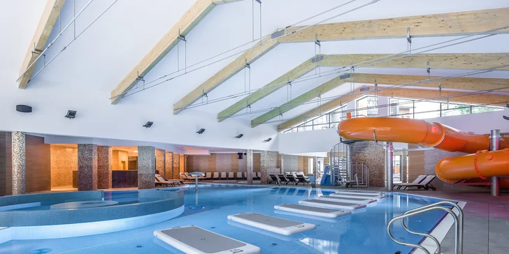  V aquaparku se těšte na bazén, skluzavku, tobogán, vířivky a relaxační místnost.