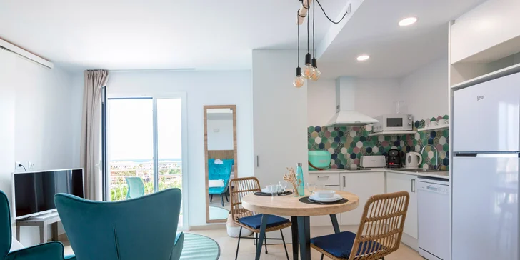 Ku každému apartmánu patrí vybavená kuchyňa s umývačkou riadu, mikrovlnkou, kávovarom, chladničkou aj varnou doskou.