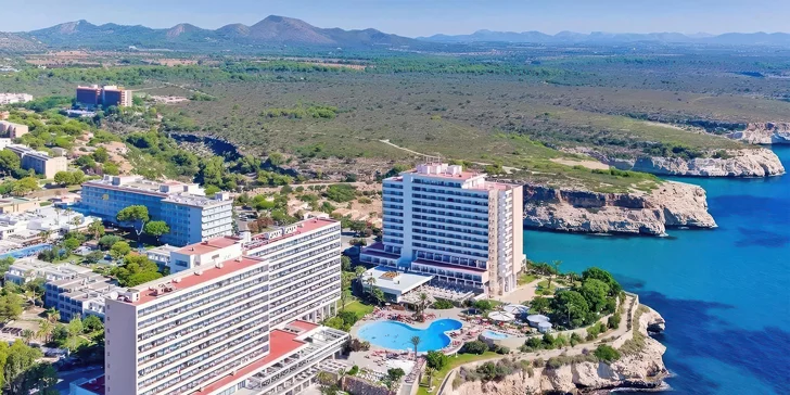Resort se tyčí na skalním výběžku na východním pobřeží.