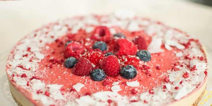 Strawberry “Cheesecake“ - mandle, ďatle, škorica, kešu orechy, kokosový olej, med, citrón, jahody