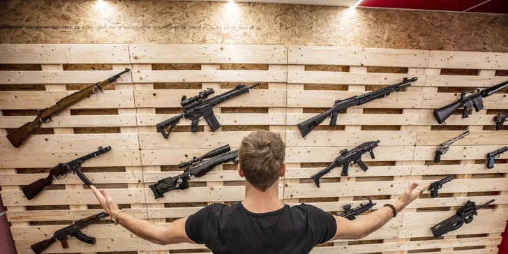 Střílí se ve skupinách max. 6 osob na jednoho instruktora, své zásahy si budete zapisovat do tabulky a porovnávat.