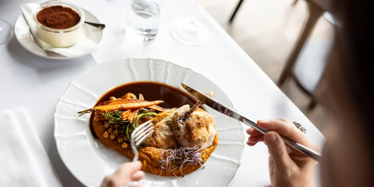 Podnik se zaměřuje na italskou gastronomii a je známý svým fine dining konceptem.