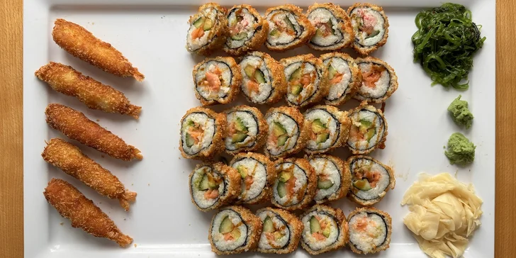 Sushi je plněné krabem a lososem. 