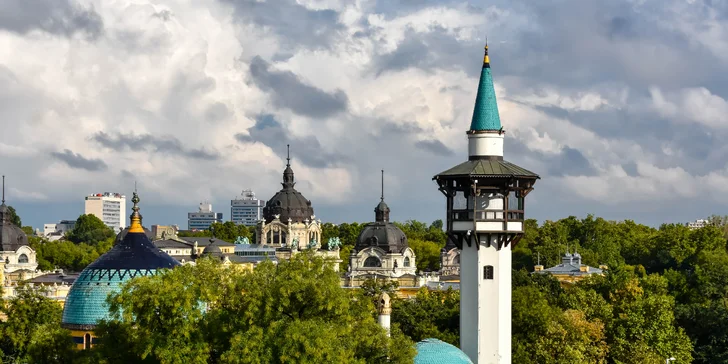 Ikonická vodárenská veža v secesnom štýle patrí ZOO, v pozadí kupola kúpeľov Széchenyi.