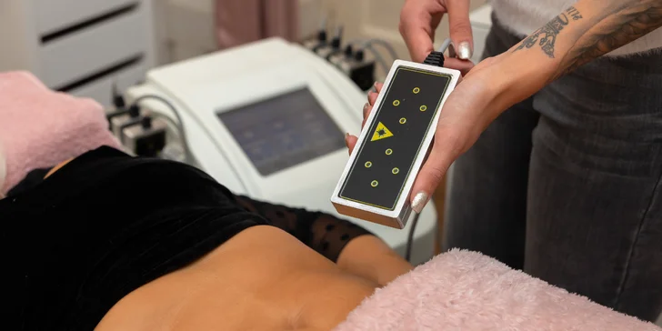 Lipolaser funguje na princípe studeného lasera, narúša bunkovú membránu tukových buniek, čím v tele spúšťa proces, ktorý nastáva pri športových aktivitách. 