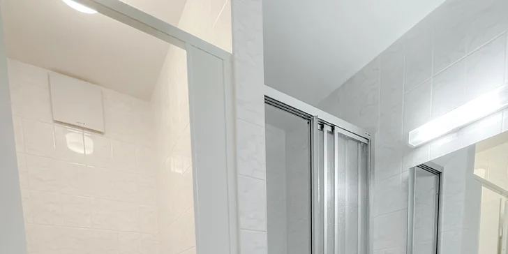 Samozřejmostí je vlastní koupelna s vanou nebo sprchovým koutem, WC a fénem. 
