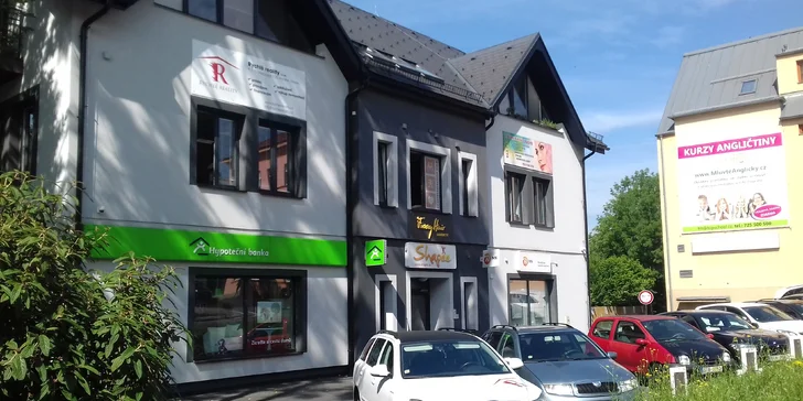 Salon najdete v komerční budově naproti ZŠ.