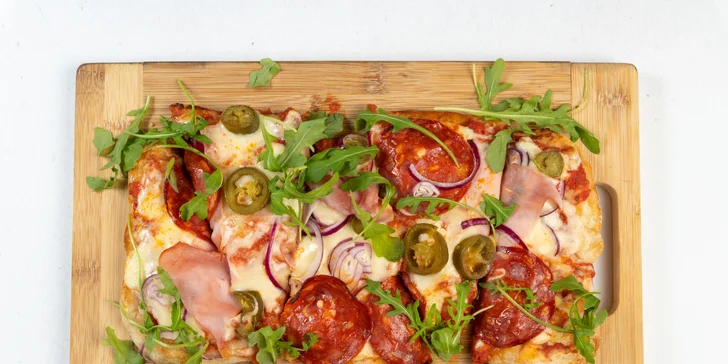 Smlsnout si můžete také na pinse se šunkou, salámem a papričkami jalapeños.