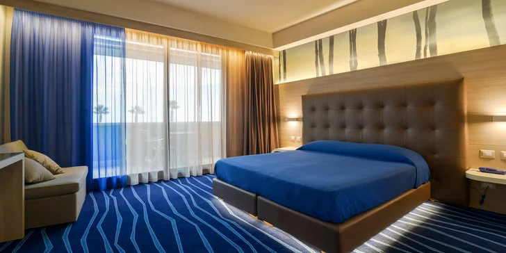 Připraven pro vás bude dvoulůžkový pokoj o velikosti cca 18 m² nebo pokoj s částečným výhledem na moře a balkonem, který má výměru 24 m². 