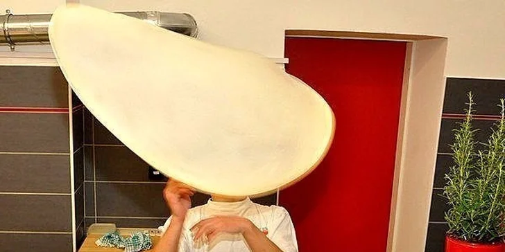 Místní mistr pizzař to umí pořádně roztočit.