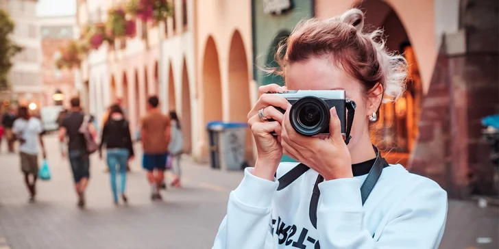 Účastníce fotografického kurzu společnosti AMAL DIGITAL na ulici města při práci.