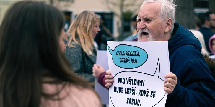 Linka je v provozu 365 dní v roce od 8:00 do 20:00 a volají na ni senioři z celé České republiky.