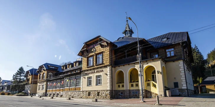 Hotel sousedí se skiareálem Bílá, který neusíná ani po zimě. Je tu spousta atrakcí, turistických stezek a také singletrailové trasy.