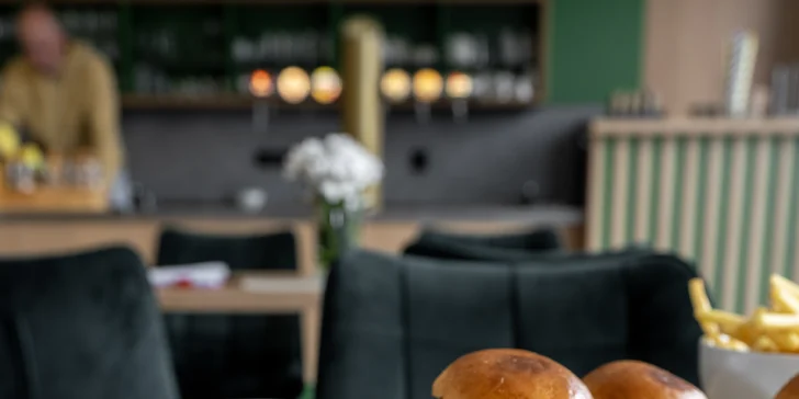 Burgery doprovodí malá porce hranolek a omáčka dle výběru.