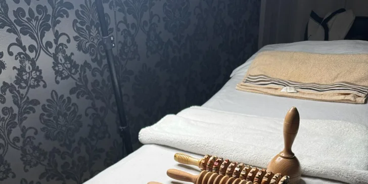 Při maderoterapii se používají dřevěné anatomicky tvarované válečky.