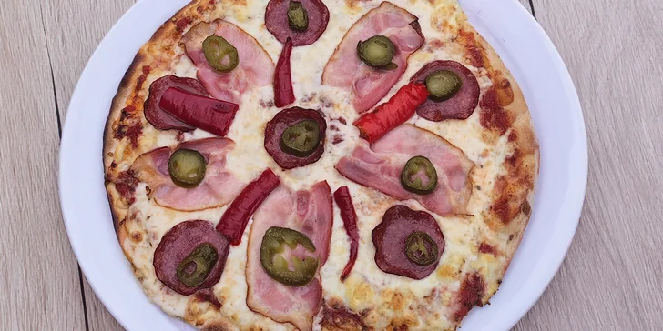 Dále máte na výběr šunkovou klasiku s kukuřicí nebo pizzu se slaninou, salámem, žampiony a kozími rohy.