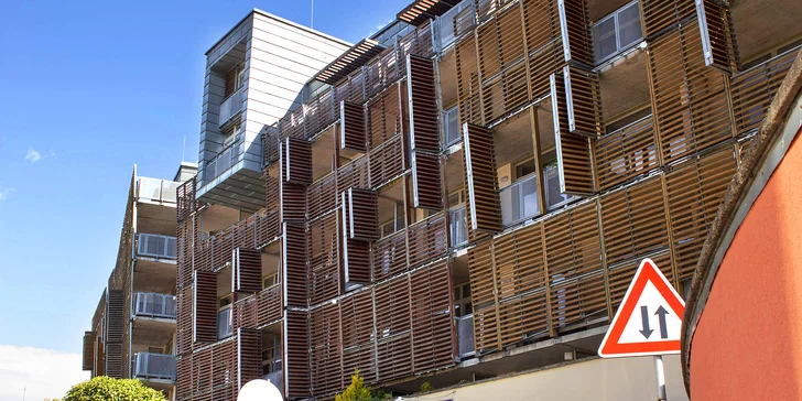 Právě toto jméno nese obydlí, ve kterém je pro vás nachystaný příjemní apartmán s výhledem na město i skokanské můstky. 