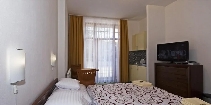 Ubytovať sa môžete v dvoj- až štvorlôžkovej komfortnej izbe alebo v apartmáne.