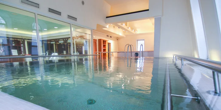 Je tu krytý bazén s protiproudem, finská a parní sauna, vířivka a relaxační místnost. 
