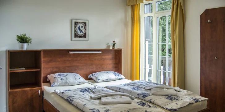 Na výběr jsou dvou- až šestilůžkové pokoje a apartmány.