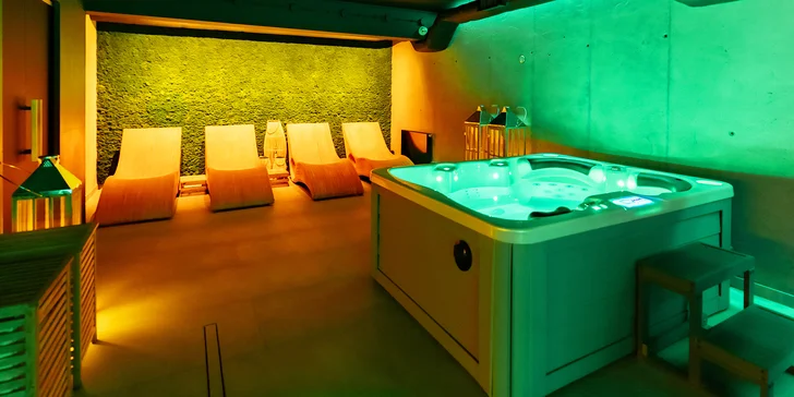 Těšit se můžete také na volně přístupné wellness se saunou a vířivkou a také venkovní bazén.