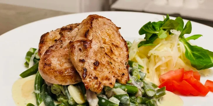 Ráno si dáte chutnou snídani formou bufetu nebo výběrem ze snídaňového menu (dle obsazenosti hotelu) a k večeři vás bude čekat tříchodové menu.