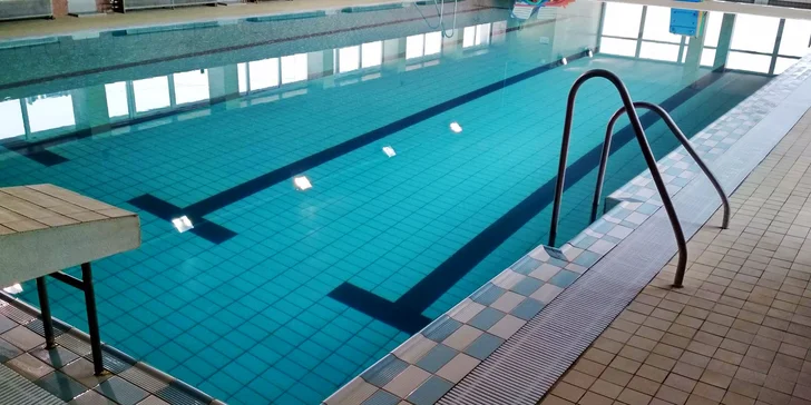 Vnitřní plavecký bazén je vyhřívaný na 28 °C a má rozměry 7 x 18 m.