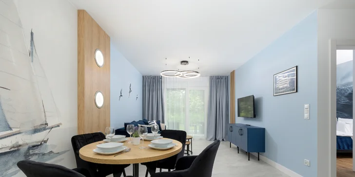 Za dverami apartmánu nájdete plne vybavený kuchynský kút s kávovarom a rúrou.