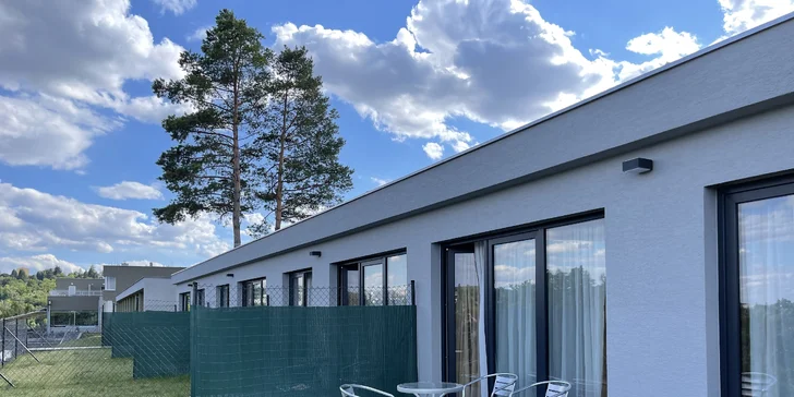 Nové apartmány jsou prostorné a mají i terasu s předzahrádkou na večerní posezení i na slunění.