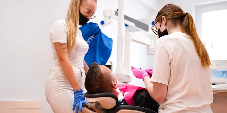 Vyšetří a zhodnotí stav vašich zubů a vše s vámi proberou, samozřejmě společně vyberete i vhodné pomůcky k domácí hygieně. 