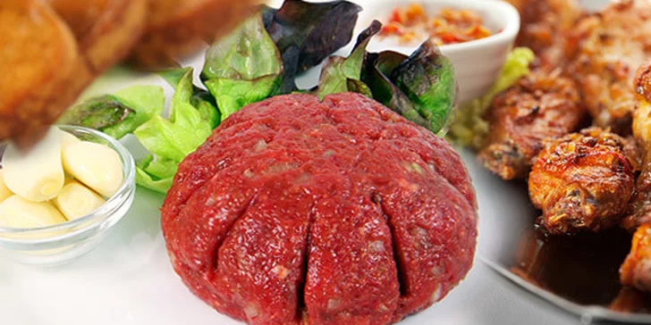 139 Kč za 200g tatarák z pravé svíčkové a neomezené množství topinek. Další varianta vás naláká na 1,5 kg kuřecích křídel na medu!