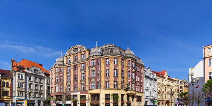 Hotel stojí kousek od Jiráskova náměstí. 