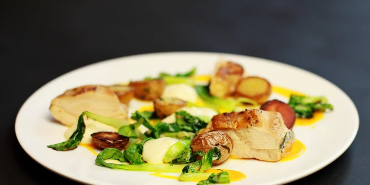 Zlaté kuriatko sous-vide so zemiakovým krémom pečenými zemiakmi teplým pak-choi šalátom a tekvicovou omáčkou
