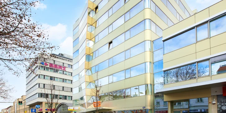 Hotel je kousek od metra, které vás bez přestupu zaveze až do centra města.