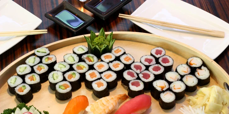 Těšte se na rolky s lososem, tuňákem i avokádem, na nigiri nebo třeba grilované krevety. 