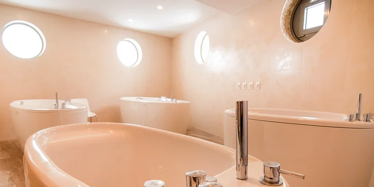 Hotel leží v lázeňském městečku Dudince a je obklopený zelení.