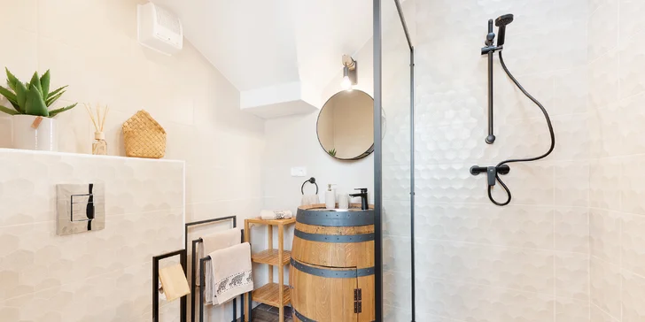 Nechybí designová koupelna (apartmán s infrasaunou).