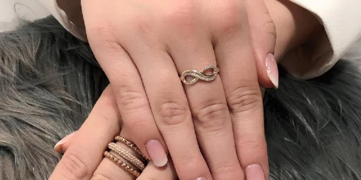 Můžete si objednat modeláž nehtů pomocí gelu či akrylu nebo shellac včetně manikúry.