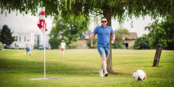 Zabaví vás fotbalgolf, tedy technická a zábavná hra, která v sobě mísí vášeň a sílu fotbalu s elegancí a tradicí golfu.